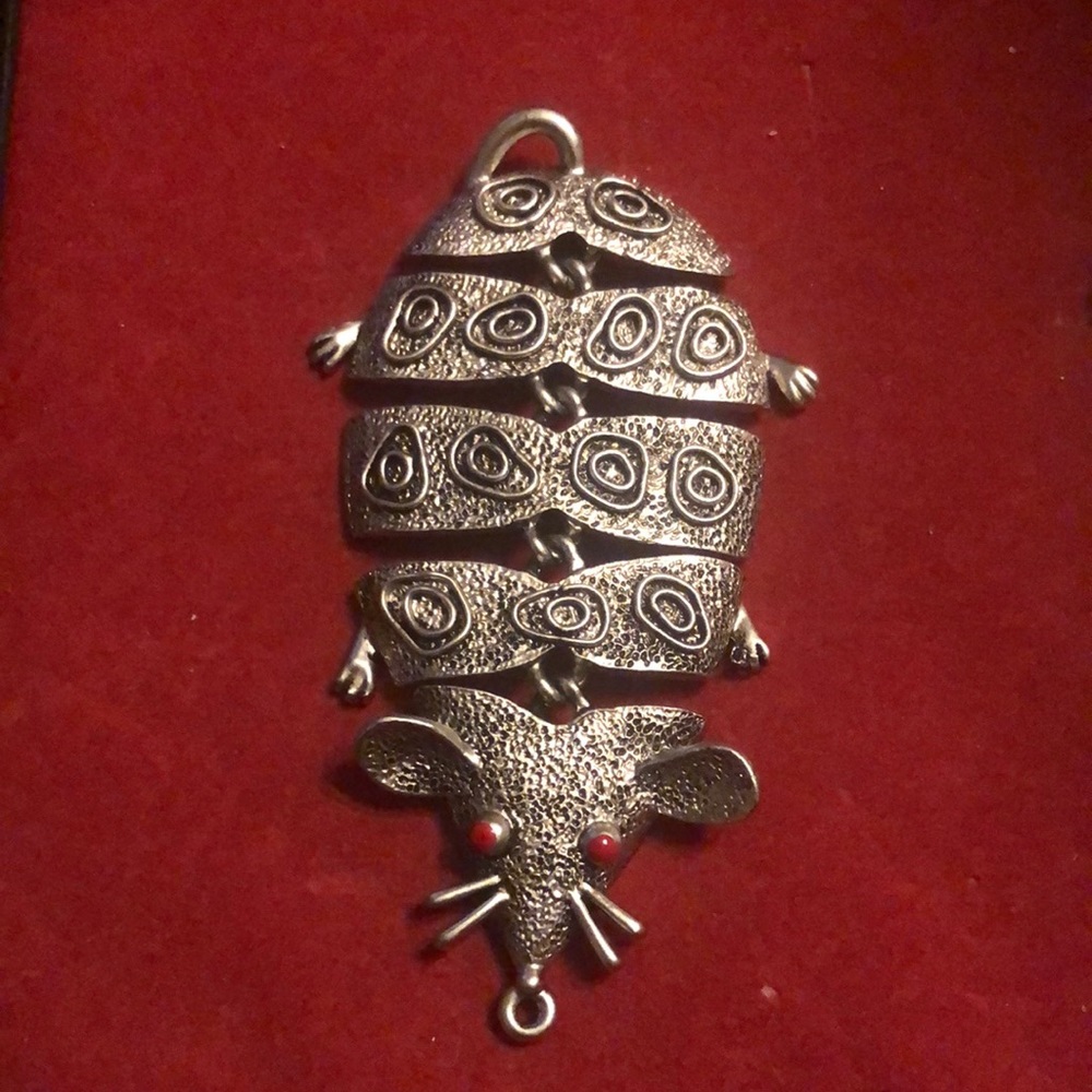 Vintage retro articulated mouse with red stone eyes markers mark JJ pendant.